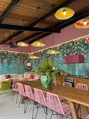 Un restaurante o sitio para comer en El Jardin de Gala