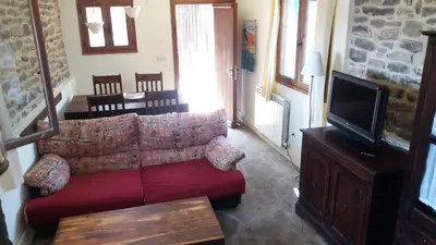 Una televisión o centro de entretenimiento en La Casa Azul