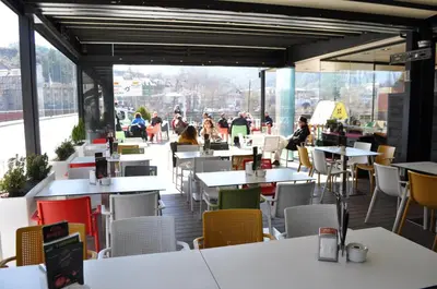 Un restaurante o sitio para comer en Alojamientos Ainsa Sanchez