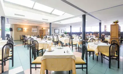 Un restaurante o sitio para comer en El Patio