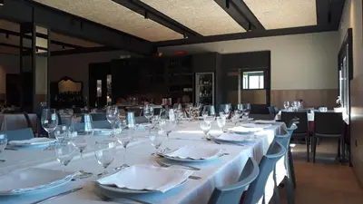 Un restaurante o sitio para comer en Bungalows - Càmping El Solsonès