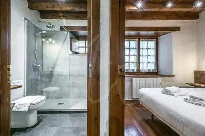 Un baño de Parsan by SeaMount Rentals