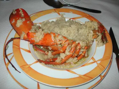 Comida en o cerca de este hotel