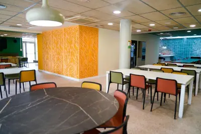 Un restaurante o sitio para comer en Residencia Universitaria Resa Los Abedules
