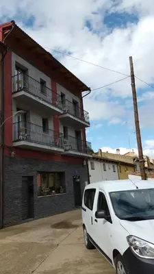 Edificio en el que se encuentra el hostal o pensión