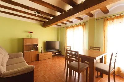 Una televisión o centro de entretenimiento en Apartamentos La Pastora