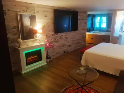 Una televisión o centro de entretenimiento en Hotel Boutique Real Posada De Liena con jacuzzi en 