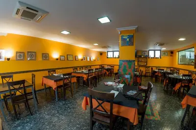 Un restaurante o sitio para comer en Hotel Asador O Callejón De Belchite