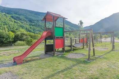Zona de juegos infantil en Ca' la Júlia Vall de Boi