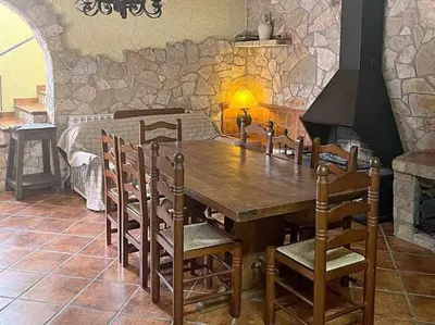 Zona de estar de Masía de piedra con piscina