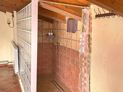Un baño de Masía de piedra con piscina