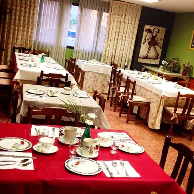 Un restaurante o sitio para comer en Hostal Pirineos