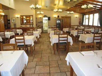 Un restaurante o sitio para comer en Hostal Lorentxo