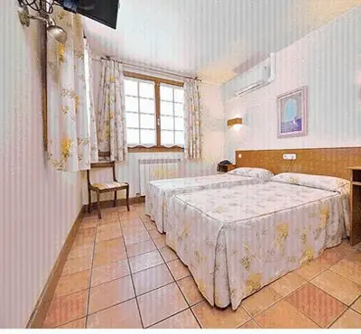 Cama o camas de una habitación en Hostal Lorentxo