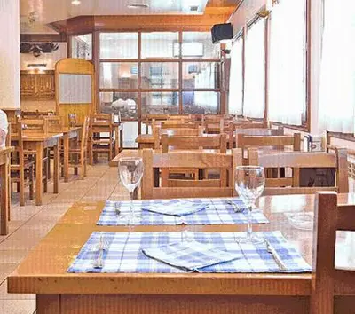 Un restaurante o sitio para comer en Hostal Lorentxo