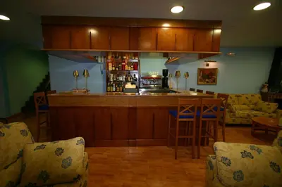 El salón o zona de bar de Hotel Can Mestre