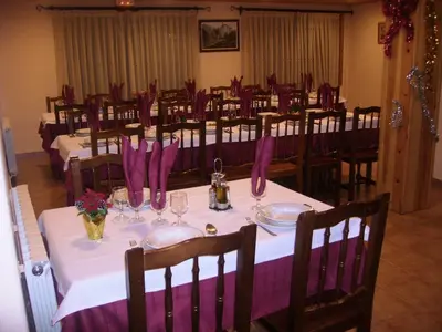 Un restaurante o sitio para comer en Hostal Pernalle