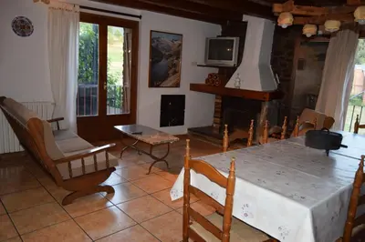 Una televisión o centro de entretenimiento en Ca L'Emili