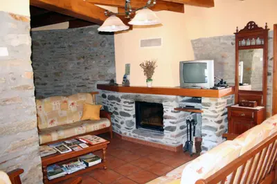 Una televisión o centro de entretenimiento en El Raco de Cal Maro