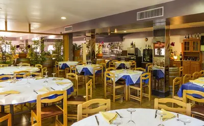 Un restaurante o sitio para comer en Running of the Bulls All Inclusive Camping Pamplona