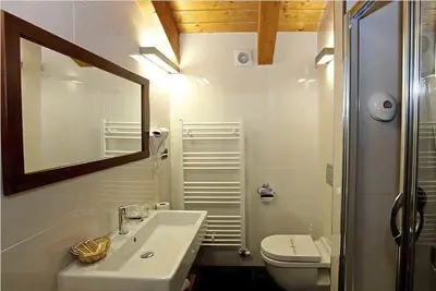 Un baño de Hotel Restaurante Revestido