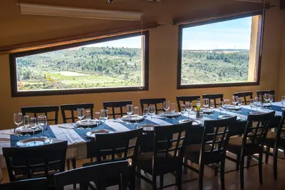 Un restaurante o sitio para comer en La Garbinada Hotel