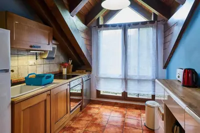 Una cocina o zona de cocina en Casapirineos (Apartamentos)