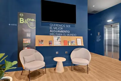 Una televisión o centro de entretenimiento en B&B HOTEL Zaragoza Centro