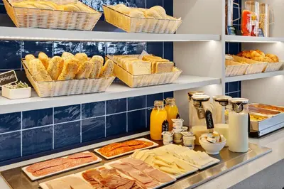Comida en o cerca de este hotel