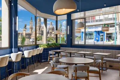Un restaurante o sitio para comer en B&B HOTEL Zaragoza Centro