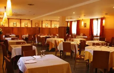 Un restaurante o sitio para comer en Hotel Pirineos