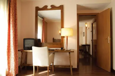Una televisión o centro de entretenimiento en Hotel Pirineos