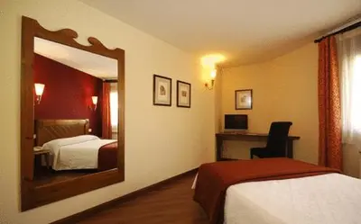 Cama o camas de una habitación en Hotel Pirineos