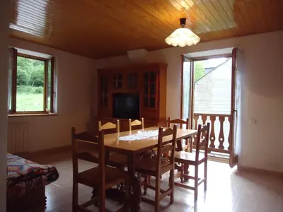 Una televisión o centro de entretenimiento en Apartaments La Llucana