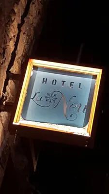 Certificado, premio, señal o documento que está expuesto en Hotel Boutique La Neu