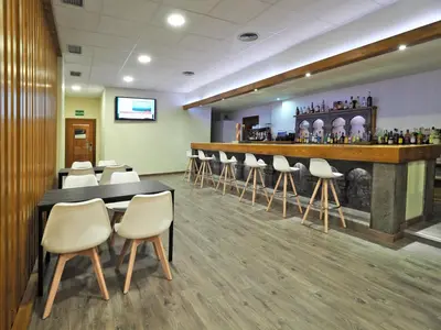 El salón o zona de bar de Hotel Apolo