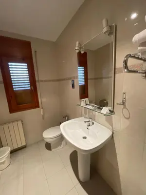 Un baño de Hostal Pirineos Ainsa