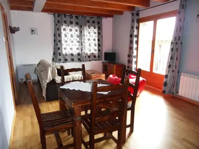 Una televisión o centro de entretenimiento en Pensió i Apartaments la Bordeta