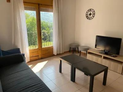 Una televisión o centro de entretenimiento en Apartaments Noray