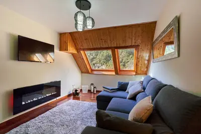 Una televisión o centro de entretenimiento en Magnífico Ático Duplex con vistas a la montaña