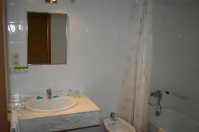 Un baño de Hotel Llacs De Cardos