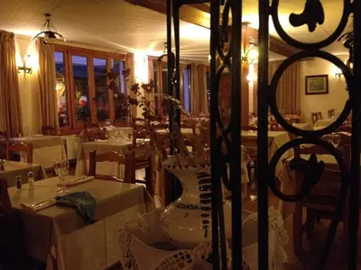 Un restaurante o sitio para comer en Hotel Llacs De Cardos