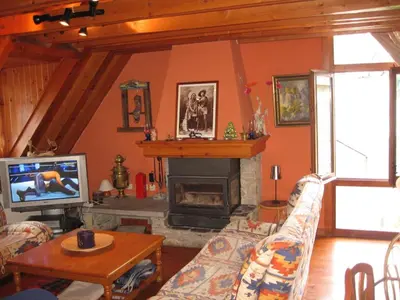 Una televisión o centro de entretenimiento en Casa de piedra con encanto en el bonito pueblo de Bagergue