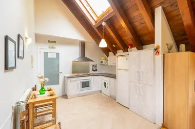 Una cocina o zona de cocina en Casa Ferran, amplias habitaciones y apartamentos de montaña