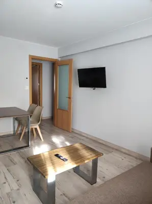 Una televisión o centro de entretenimiento en El Capricho de Arguis