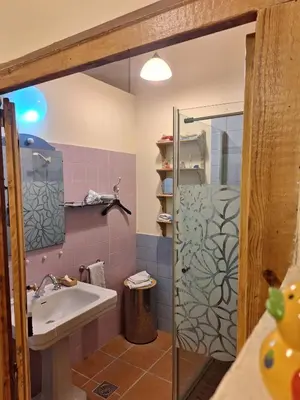 Un baño de Caltarragona casa rural