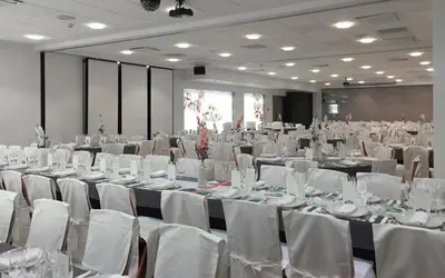 Un restaurante o sitio para comer en Hotel Virrey