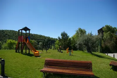Zona de juegos infantil en Casas Pirineo, Ainsa