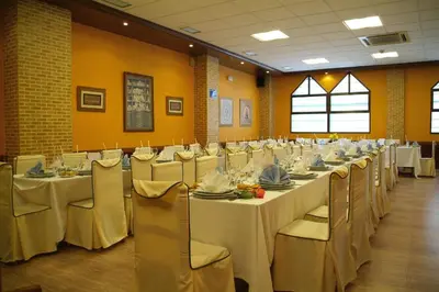 Un restaurante o sitio para comer en Hostal Venecia