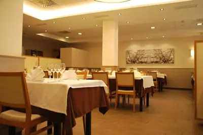 Un restaurante o sitio para comer en Aparthotel Meseguer